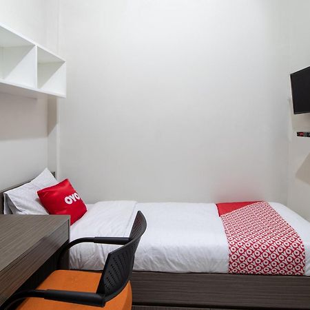 Oyo 3253 Sofia Residence Telukjambe Экстерьер фото