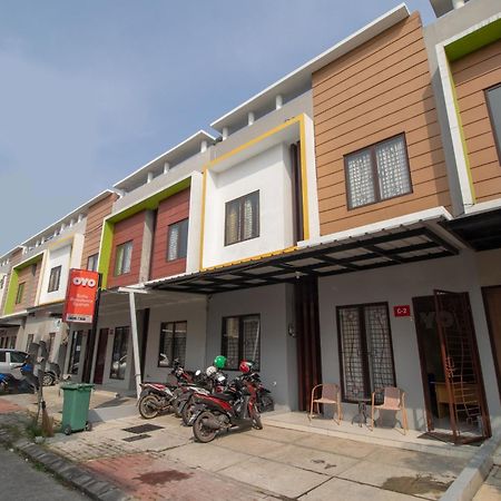 Oyo 3253 Sofia Residence Telukjambe Экстерьер фото