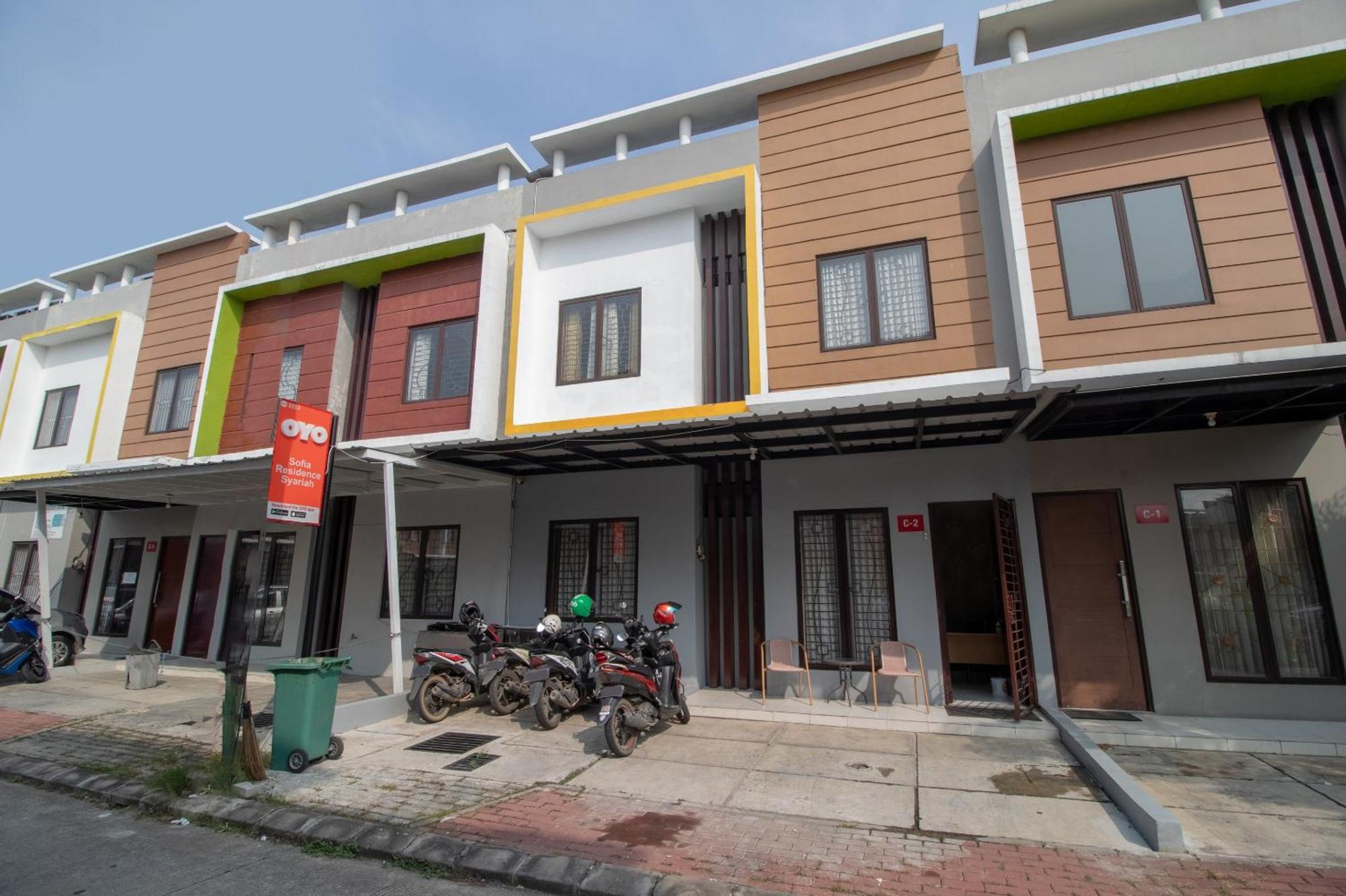 Oyo 3253 Sofia Residence Telukjambe Экстерьер фото