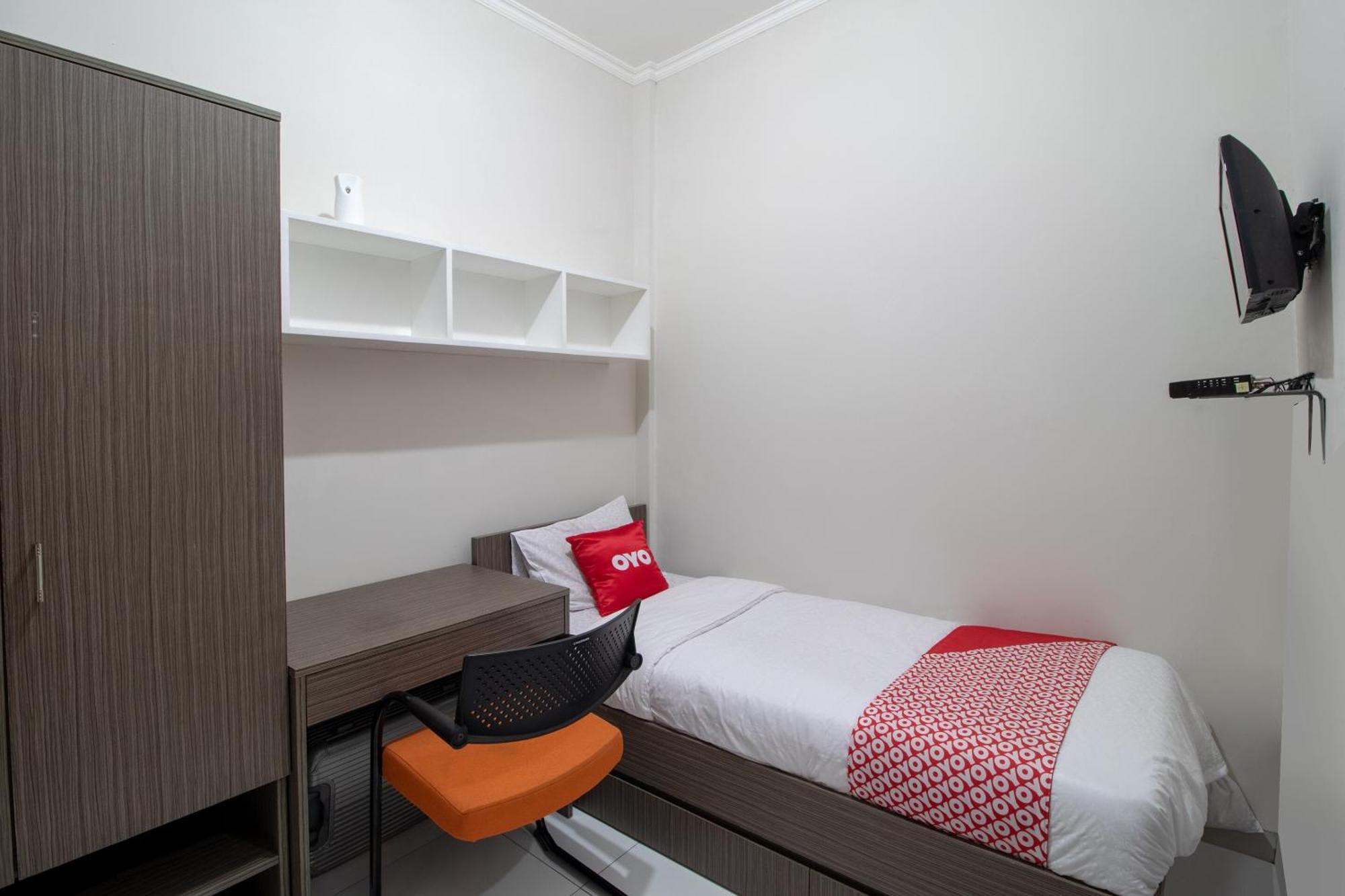 Oyo 3253 Sofia Residence Telukjambe Экстерьер фото