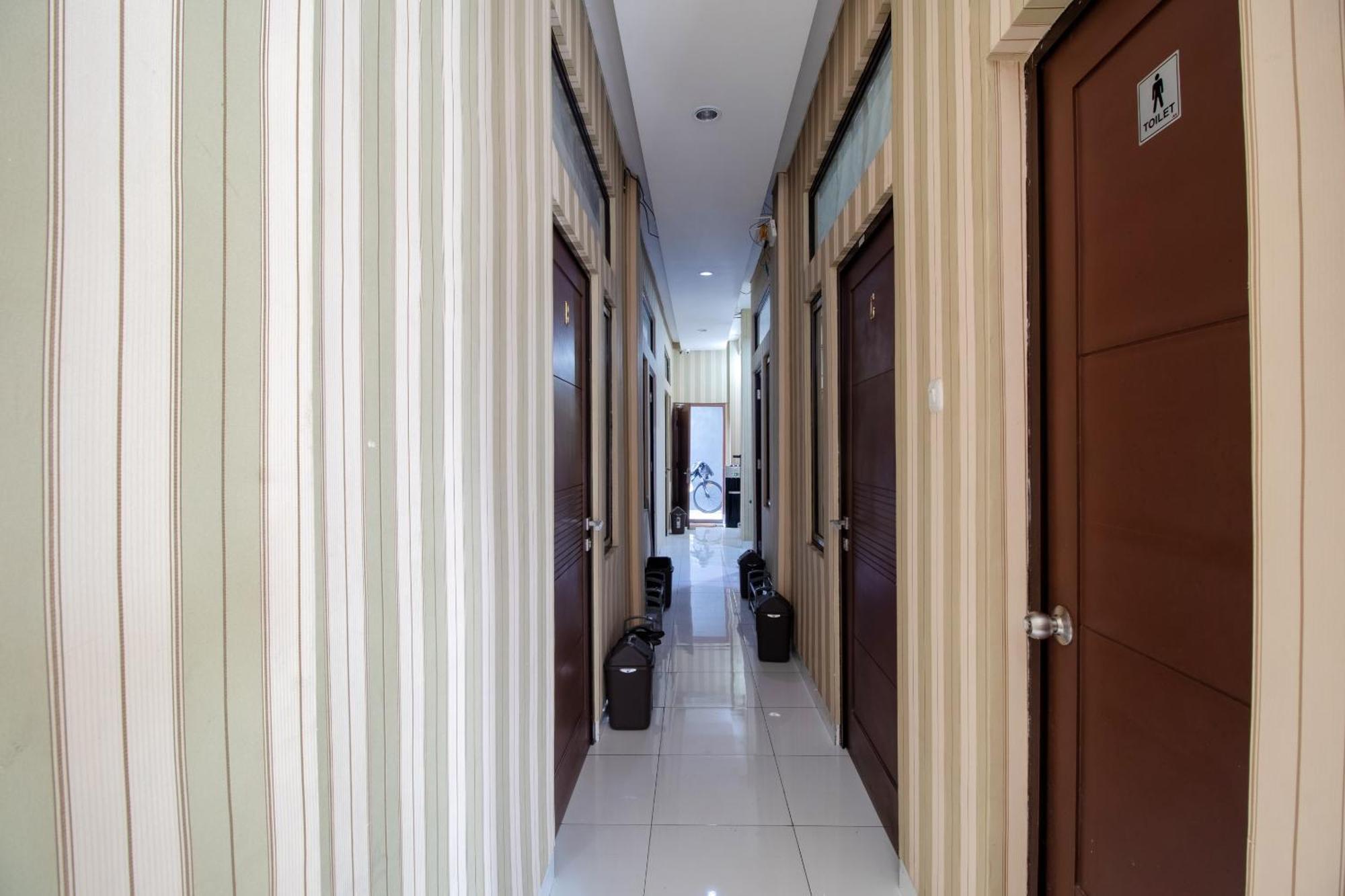 Oyo 3253 Sofia Residence Telukjambe Экстерьер фото
