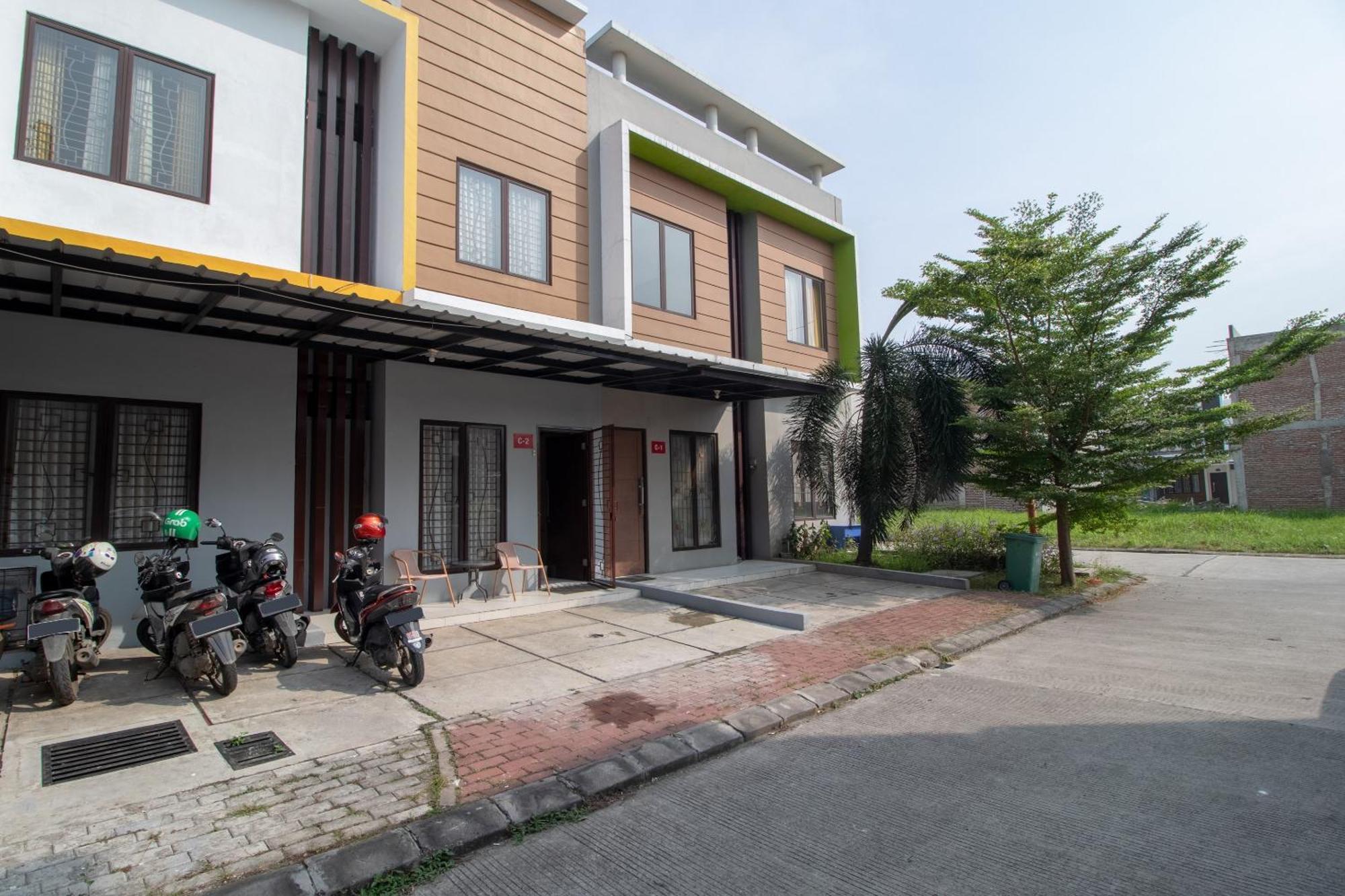 Oyo 3253 Sofia Residence Telukjambe Экстерьер фото